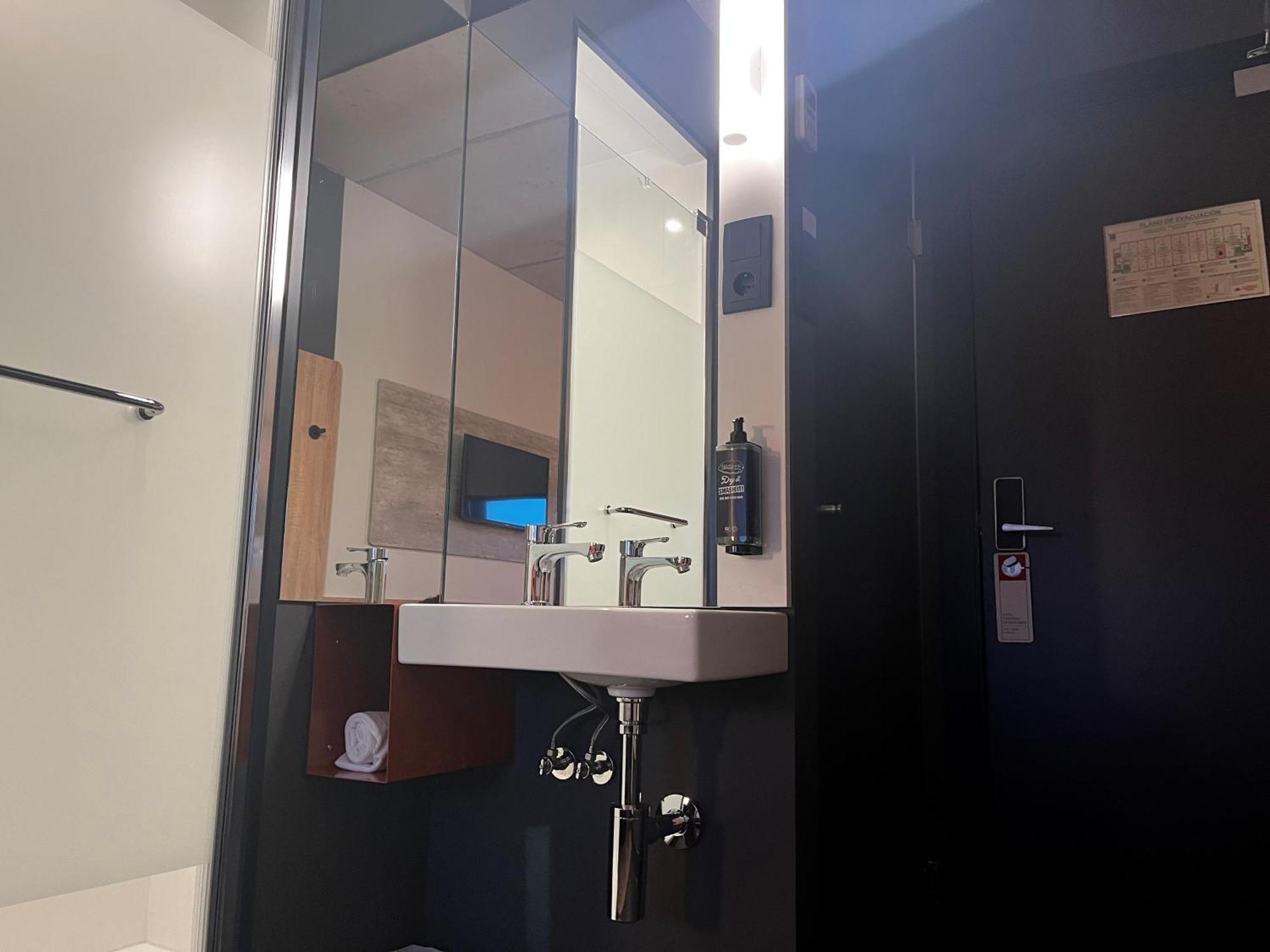 Ibis Budget Madrid Aeropuerto Bagian luar foto