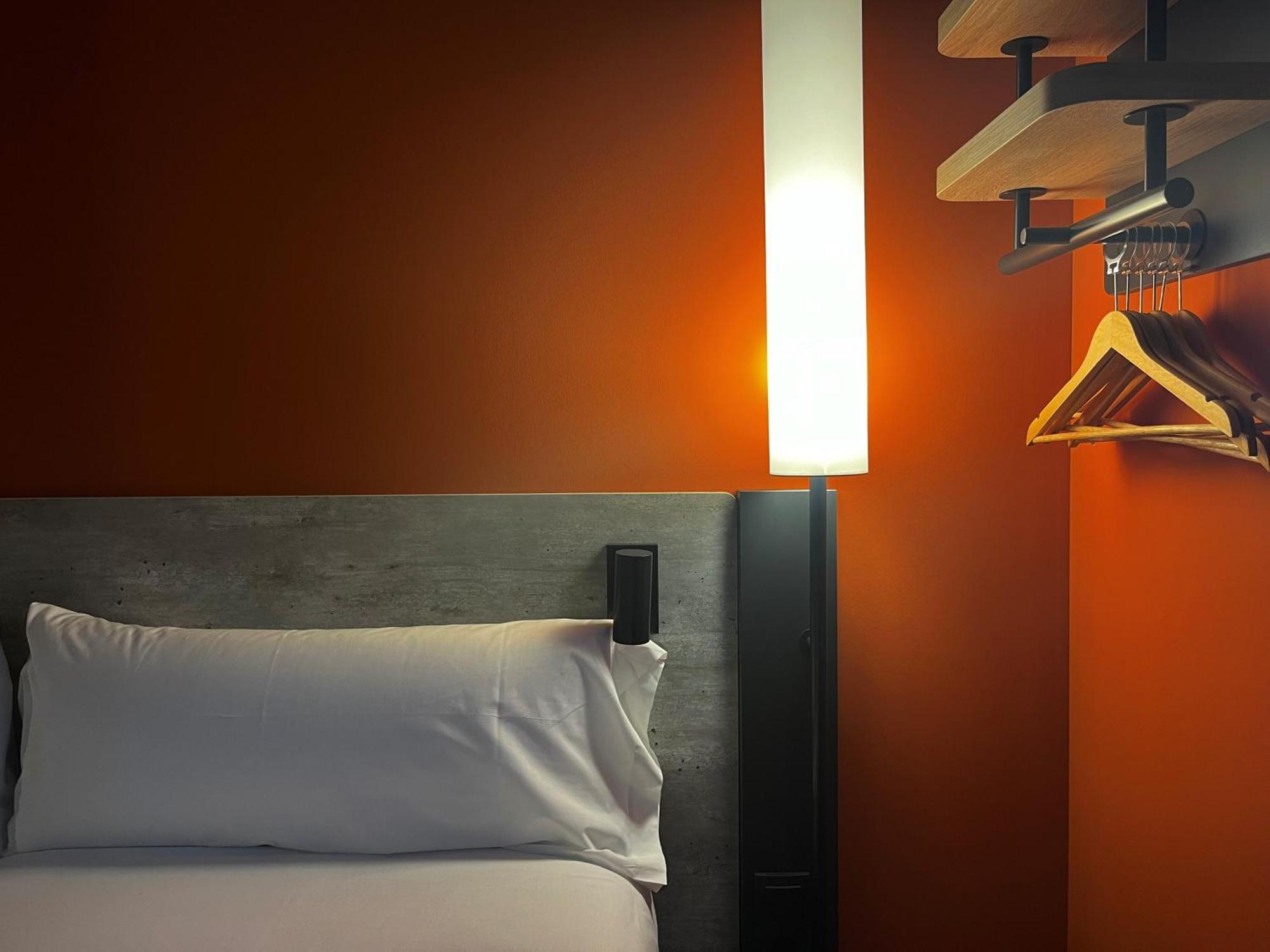 Ibis Budget Madrid Aeropuerto Bagian luar foto