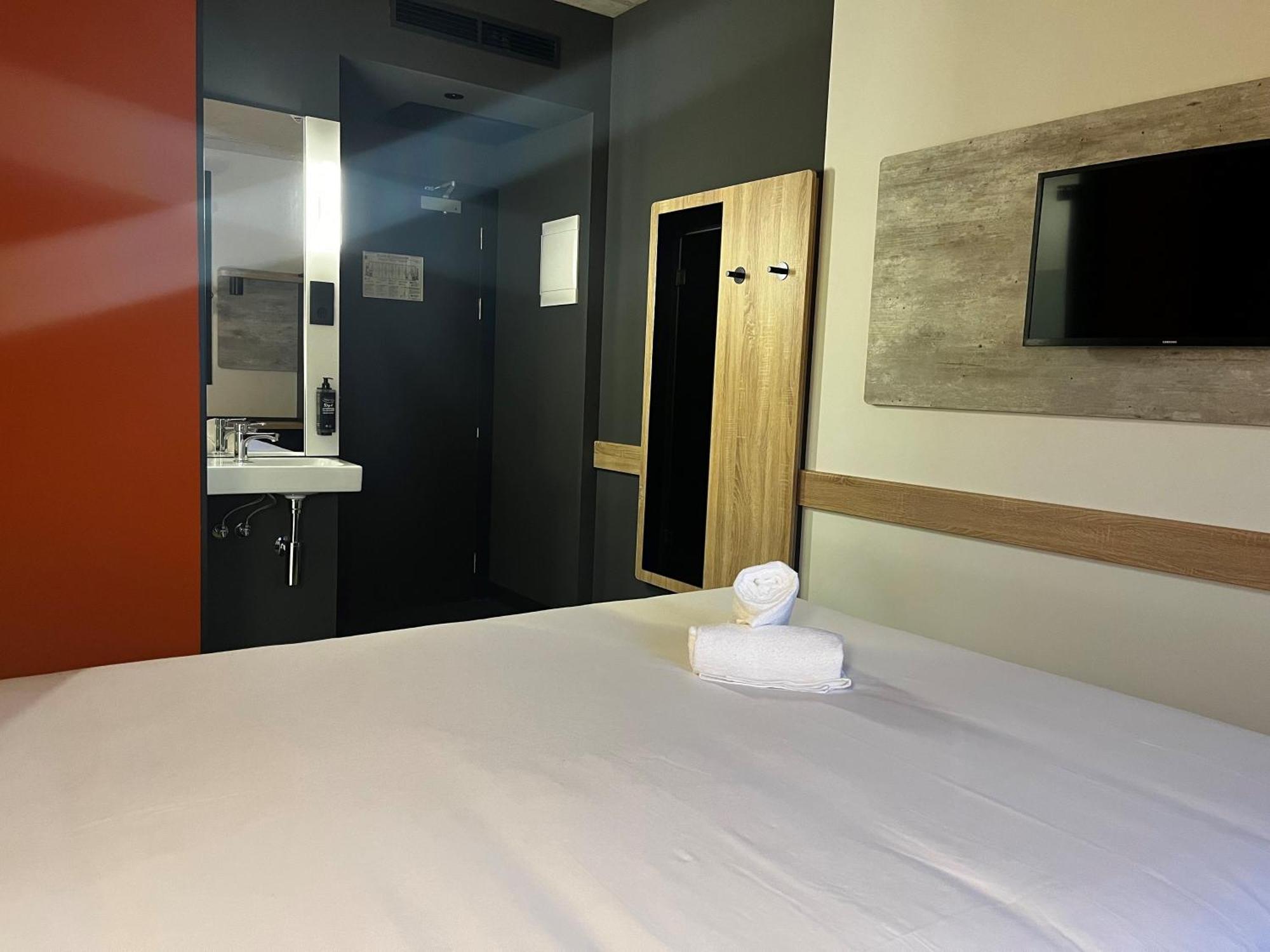 Ibis Budget Madrid Aeropuerto Bagian luar foto
