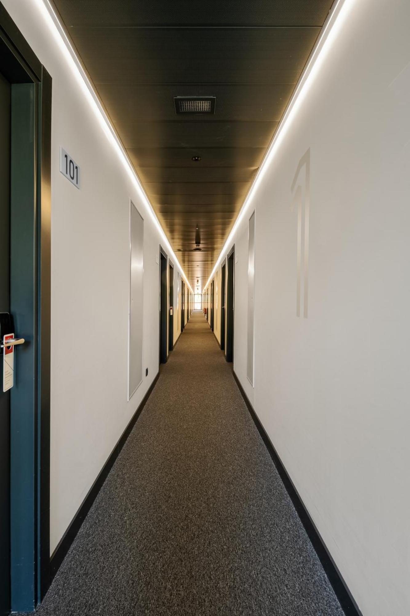 Ibis Budget Madrid Aeropuerto Bagian luar foto