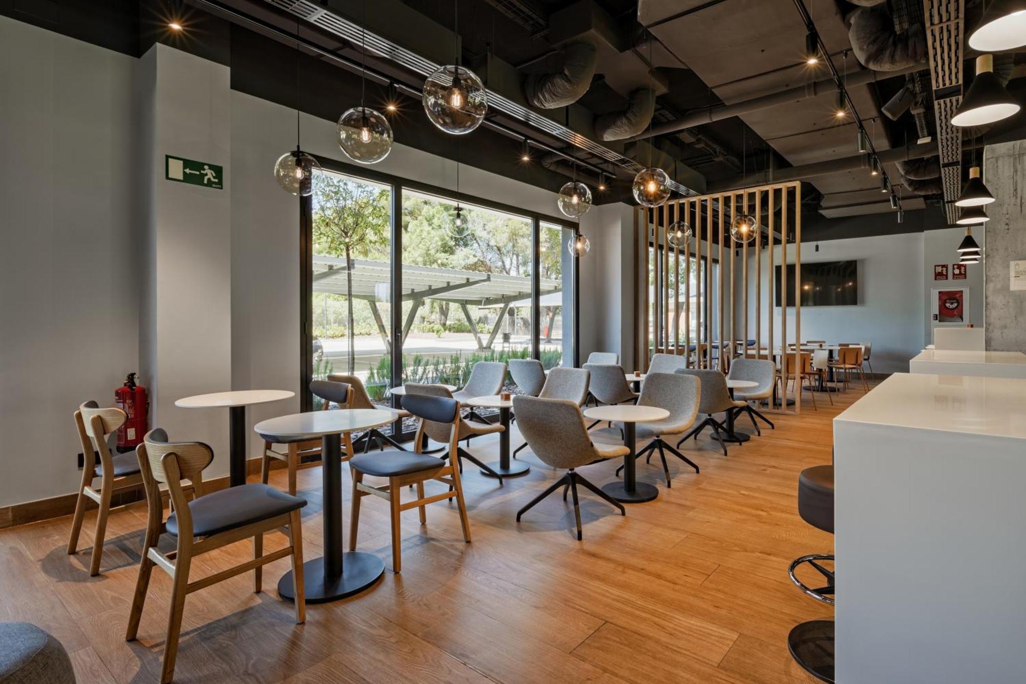 Ibis Budget Madrid Aeropuerto Bagian luar foto